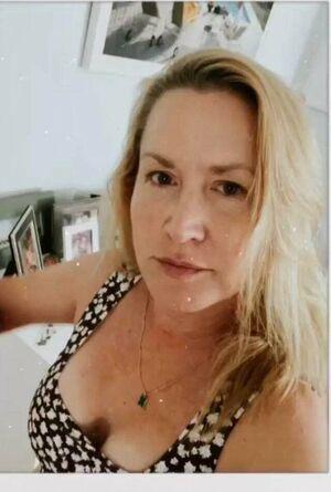 Angela Kinsey leaked media #0003