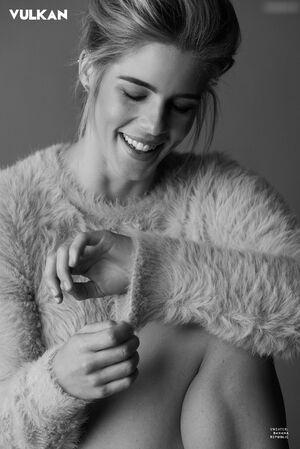 Emily Bett Rickards leaked media #0059