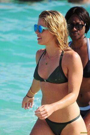 Emily Bett Rickards leaked media #0074