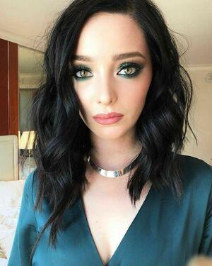 Emma Dumont leaked media #0049