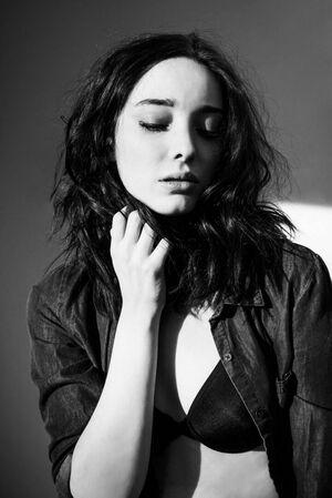 Emma Dumont leaked media #0056