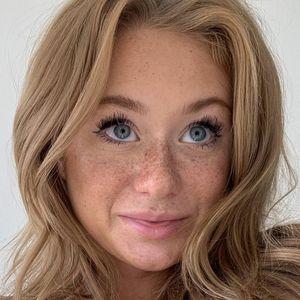 Girlgoldenface avatar