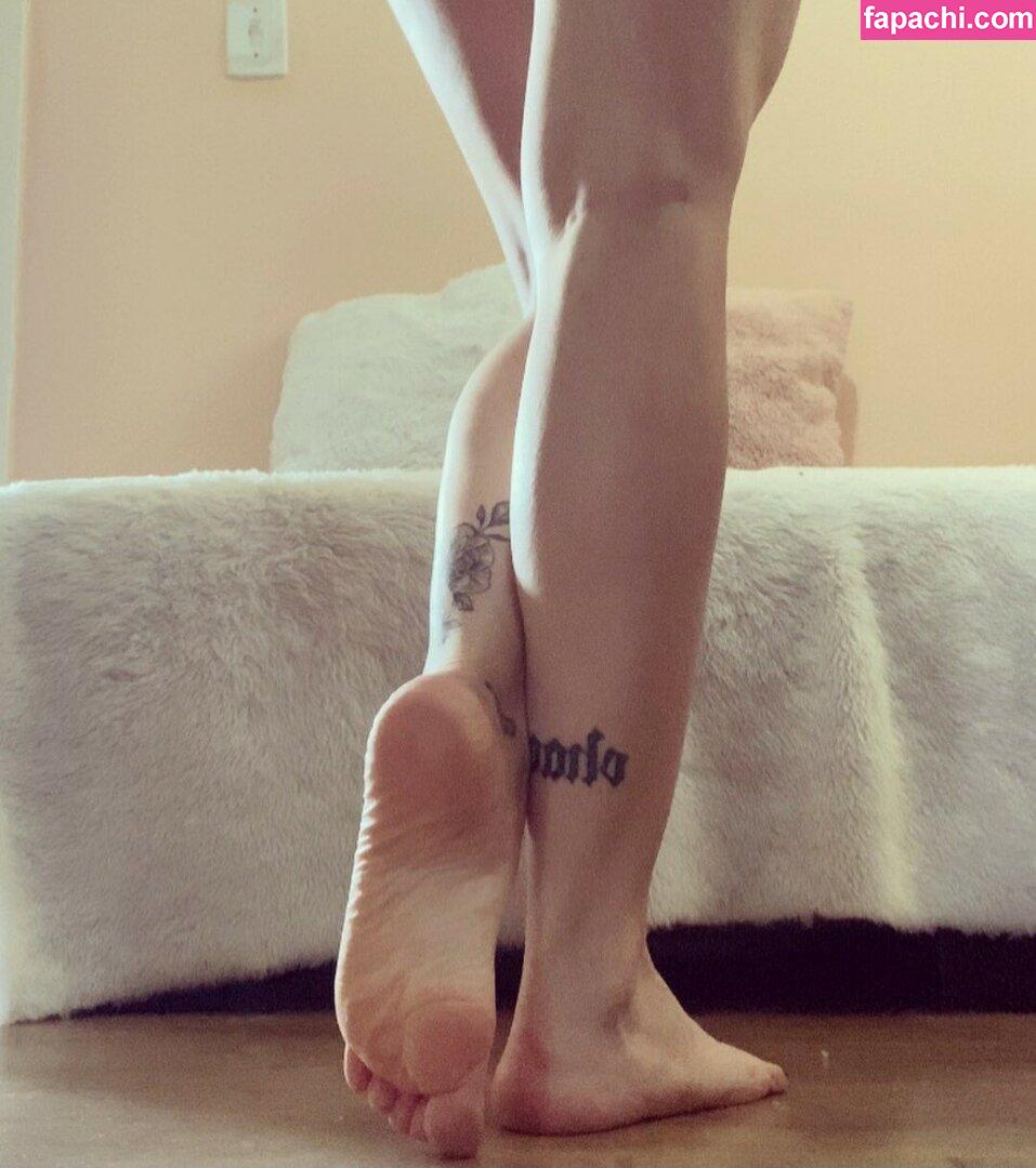 Isabela Fialho / bela.feetoes / fialhoisabela / isa.bela.feet leaked nude photo #0003 from OnlyFans/Patreon