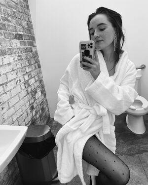 Kaitlyn Dever leaked media #0454