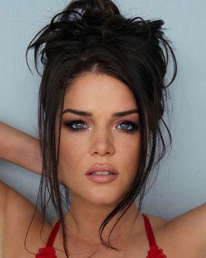 Marie Avgeropoulos leaked media #0001